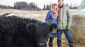 Ieraugot bildēs sprogainās galvas, Guna piekritusi. Tikai noteikusi: «Mēslus nevākšu.» To atceroties, viņa smejas: «Un ko es daru tagad? Eju un tīru!»