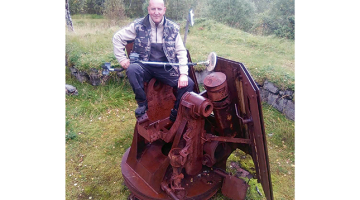 «Lieldienas svinam kā uzvārda dienu, nekad neesam vieni, draugi atbrauc, šūpojamies, olas krāsojam — uzvārds uzliek pienākumu!» saka Uldis. Viņa dēls ir Jānis, arī nākamajiem svētkiem plāni skaidri.