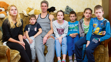 Kurakinu ģimene. No kreisās: Linda Kristiana (16), Gvido Ruslans (8), tētis Andrejs, Monta Monika (12), Adrians Andrejs (11), Vanesa Simona (13) un Maikls Tonijs (9).