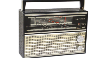 Viens no Latvijas eksponātiem Eiropas Vēstures namā — radioaparāts, kas tika izmantots Atmodas notikumos.