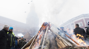 Barikāžu piemiņas ugunskurs Doma laukumā 2017. gada 20. janvārī. Foto: Reinis Inkēns, Saeimas Kanceleja.