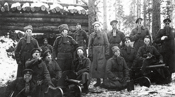 5. Zemgales latviešu strēlnieku pulka ložmetējnieku komanda gāzu uzbrukuma mācību laikā 1916. gada decembrī.