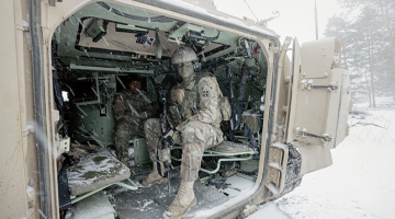 Metjū Buhanans kaujasmašīnā M2A3 Bradley. Izlūki to lieto mazā izmēra dēļ. Bradley aprīkots ar diviem šaujamajiem: 25 milimetru un rotējošu 7,62. Tam ir nakts redzamība un termosensors, kas var uztvert tuvumā esošu cilvēku. Bradley var pārvadāt deviņus cilvēkus. Latvijā ir sešas šādas kaujas mašīnas.