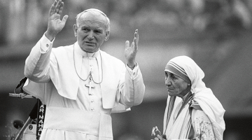Romas pāvests Jānis Pāvils II ar Māti Terēzi 1986. gadā, apmeklējot Kolkatu. Tagadējais pāvests Francisks I pasludinās viņu par svēto, jo mūķenes klātbūtnē savulaik esot piedzīvoti dažādi brīnumi, piemēram, kādai indietei pēc Mātes Terēzes pieskaršanās pilnībā izzudis liels un mokoši sāpīgs vēdera audzējs.