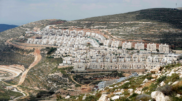 Izraēla paziņojusi par 3000 jaunu ebreju kolonistu mājokļu celtniecību okupētajā Rietumkrastā. Palestīniešu amatpersonas nosodījušas Izraēlas plānus, paziņojot, ka tie grauj cerības uz mieru. ANO Drošības padome pērnā gada nogalē pieņēma rezolūciju, kurā pieprasa Izraēlai apturēt apmetņu būvniecību palestīniešu teritorijās.