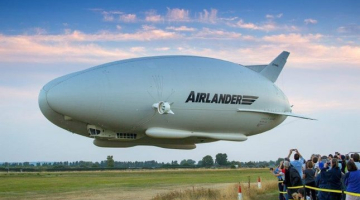 ''Airlander'' izmēģinājuma lidojumā. Foto: LETA-EPA