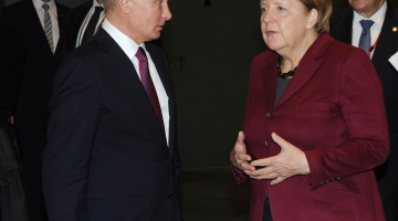 Krievijas prezidents Vladimirs Putins un Vācijas kanclere Angela Merkele. Foto: Mikhail Klimentyev, TT NYHETSBYRAN/ LETA