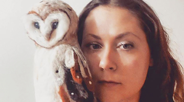 Nellija Ziepniece ar savu jaunāko veikumu — lielu vilnas pūci, kas ceļos uz Tunisiju, kur kāda dāma iekārto māju.