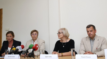 Latvijas Ģimenes ārstu asociācijas vadītāja Sarmīte Veide (no kreisās), advokāte Solvita Olsena un ģimenes ārste Ilona Timčenko piedalās preses konferencē.