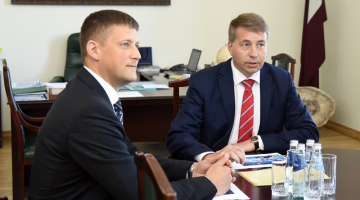 Krievijas transporta ministrs Maksims Sokolovs (no kreisās) un Starpvaldību komisijas līdzpriekšsēdētājs, Latvijas satiksmes ministrs Uldis Augulis. Viņiem priekšā tikai krievu valodā rakstītas vārdu kartes.