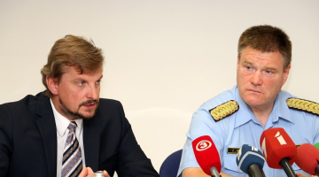 Kurzemes reģiona pārvaldes Liepājas iecirkņa Kriminālpolicijas nodaļas priekšnieks Uģis Āva (no kreisās) un Valsts policijas priekšnieks Ints Ķuzis piedalās preses brīfingā par Ivana Berladina lietas izmeklēšanas gaitu.