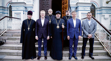 Ap Lieldienām sociālajos tīklos plaši izplatījās Saskaņas līderu bilde, kurā Rīgas mērs Nils Ušakovs un Daugavpils mēra kandidāts Andrejs Elksniņš ar pareizticīgo baznīctēviem pozē pie katedrāles Daugavpilī. Centrā — Daugavpils un Rēzeknes bīskaps Aleksandrs.