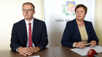 SIA "Clean R" valdes loceklis Guntars Levics un Valsts vides dienesta (VVD) ģenerāldirektore Inga Koļegova piedalās preses konferencē. Foto: Ieva Čīka, LETA