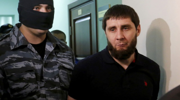 Par Borisa Ņemcova slepkavību notiesātie Anzors Gubaševs (no kreisās) un Zaurs Dadajevs sprieduma noklausīšanās laikā. Foto: Reuters/LETA