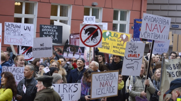 Piketētāji pie Saeimas. Foto: Patrīcija Eglīte, LETA