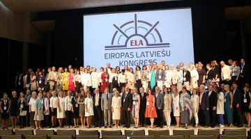 Pirmā Eiropas Latviešu kongresa atklāšanas dalībnieku kopbilde Latvijas Nacionālās bibliotēkas Ziedoņa zālē.