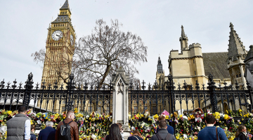 Londonā 22. martā noticis terorakts — 52 gadus vecais Halids Masuds uz parlamentam līdzās esošā Vestminsteras tilta ar automašīnu ietriecies gājējos, divus nogalinot un desmitiem ievainojot. Vēlāk slimnīcā mira vēl viens no ievainotajiem. Pēc ietriekšanās cilvēkos uzbrucējs pie parlamenta ēkas nodūra policistu, bet pēc tam pats tika nošauts.