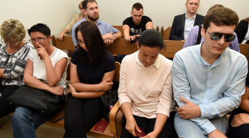 "Gan Bei" krāpšanas lietā apsūdzētie (pirmajā rindā) tiesas zālē. Foto: Ieva Čīka, LETA