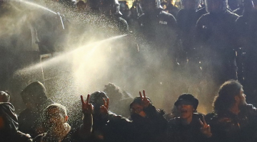 Protestētāji un policija Hamburgā G20 samita laikā. Foto: Reuters/LETA
