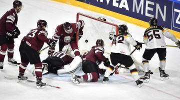 Latvija un Vācija izšķirīgajā spēlē cīnījās ļoti sīvi. Foto: EPA-LETA