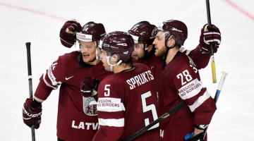 Latvijas izlase spēlē pret Slovākiju. Foto: Edijs Pālens, LETA