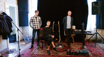 No kreisās: Krišjānis Bremšs (bungas), Miķelis Putniņš  (vokāls, ģitāra) un Kristians Priekulis (basģitāra).