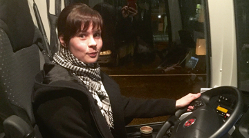 Kad igauņu policija pieķēra iereibušu latviešu šoferi vadot autobusu, to stūrēt pieteicās igauniete Trīna Kibura, kurai ir D kategorija. Foto — aculieciniece un pasažiere, lietuviete Migle Naela