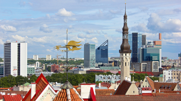 Igaunijai līdz šim ir izdevies piesaistīt vairāk tiešo ārvalstu investīciju nekā Latvijai. 2015. gadā Igaunijā tās bija 86% no IKP, bet Latvijā — 56%.