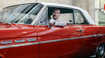 Jāņa lielākais lepnums — spīdīgs, spilgti sarkans 1963. gada amerikāņu Buick