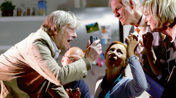 Visi izrādes varoņi vienlaikus cits citam atskaņo labāko Loengrīna ierakstu.