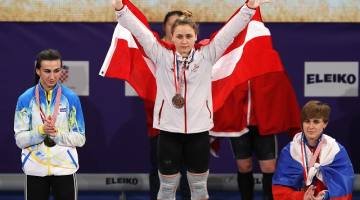 Rebeka Koha ar zelta medaļu pasaules junioru čempionātā svarcelšanā. Foto: EPA/LETA
