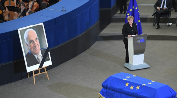 Angela Merkele teic atvadu runu Helmuta Kola izvadīšanas ceremonijā. Foto: AFP/LETA