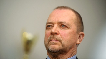 2009.gads. Krievijas vēstnieks Latvijā Aleksandrs Vešņakovs (no labās) sveic Vasiliju Kononovu pasākumā sanatorijā "Dzintarkrasts" jeb "Jantarnij bereg" par godu 64.gadadienai kopš uzvaras Otrajā pasaules karā.
