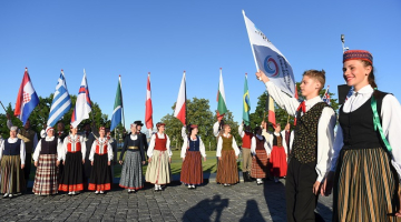 Sieviešu kora "Balta" diriģente Māra Marnauza (no kreisās) ar saņemto balvu 3.Eiropas koru olimpiādes un "Nāciju Grand Prix Rīga 2017" apbalvošanas ceremonijā "Arēnā Rīga".