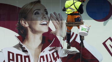 Krievijas sportiste Tatjana Navka tērpusies olimpiskās izlases apģērbā lielā plakātā Krievijas olimpiskās komitejas logā. Foto: AP/LETA