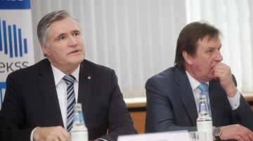 Ministru prezidents Māris Kučinskis (no labās) un Pašvaldību savienības vadītājs Andris Jaunsleinis. Foto: Ieva Lūka, LETA