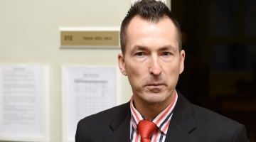 Ģenerālprokuratūras Sevišķi svarīgu lietu izmeklēšanas nodaļas prokurors Māris Leja (no kreisās) un Saeimas deputāts Igors Pimenovs piedalās Saeimas Parlamentārās izmeklēšanas komisijas sēdē.