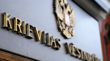 Plāksne pie Krievijas vēstniecības ieejas. Foto: Ieva Lūka, LETA.