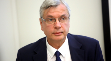 Izglītības un zinātnes ministrs Kārlis Šadurskis (V). Foto: Sintija Zandersone, LETA.