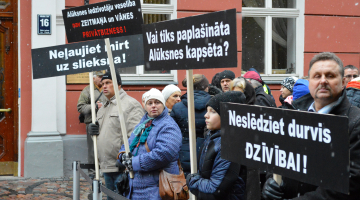 Alūksnes novada iedzīvotāju pikets pie Saeimas. Foto: Zane Bitere, LETA