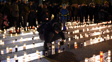 "Rumbulas akcijās" nogalināto ebreju — Latvijas pilsoņu — piemiņas pasākums pie Brīvības pieminekļa. Foto: Ieva Makare, LETA