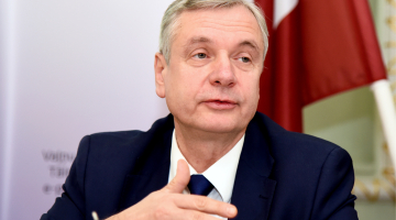 Izglītības un zinātnes ministrs Kārlis Šadurskis (V). Foto: Zane Bitere, LETA.