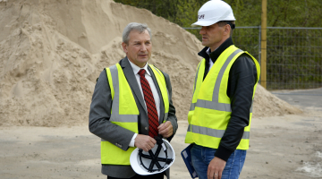Latvijas Zinātņu akadēmijas prezidents Ojārs Spārītis (no kreisās) un SIA "Rīgas satiksme" preses sekretārs Viktors Zaķis piedalās "Rīgas satiksmes" ūdeņraža uzpildes stacijas būvniecības uzsākšanas pasākumā blakus 2.trolejbusa parkam. Foto: Patrīcija Eglīte, LETA