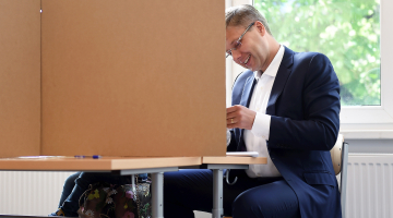 Rīgas mērs Nils Ušakovs (Saskaņa) balso pašvaldību vēlēšanas 3.jūnijā. Foto: Ieva Čīka.