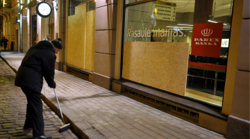 Sakopšanas darbi pēc 13. janvāra grautiņiem Vecrīgā. Foto: Lita Krone, LETA.