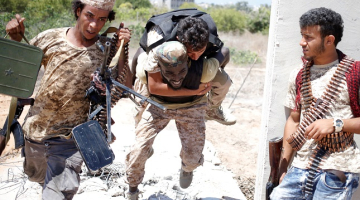 Lībijas armijas karavīri no apšaudes iznes ievainotu biedru. Foto: Reuters/LETA