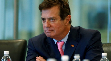 ASV prezidents Donalds Tramps (no kreisās) un kampaņas vadītājs Pols Manaforts kopā ar Trampa meitu Ivanku uzstājas Klīvlendā. Foto: Reuters/LETA