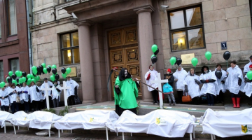 Mediķi protesta akcijā pie Finanšu ministrijas. Foto: Evija Trifanova, LETA