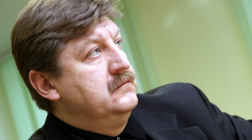 Apsūdzētais uzņēmējs Germans Milušs 2007.gadā pēc atliktās tiesas sēdes Jūrmalas mēra vēlēšanu kukuļošanas krimināllietā Zemgales apgabaltiesā.