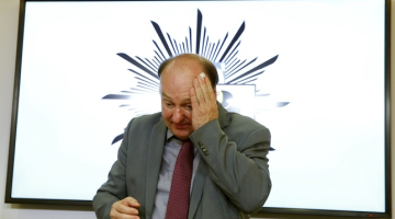 Minhenes policijas priekšnieks Hubertuss Andrē preses konferencē sestdienas naktī slauka sviedrus. Foto: Reuters/LETA